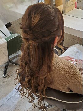 ヘアメイク エンカレッジ(HAIR MAKE encourage) サイドねじりのハーフアップ