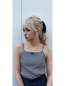 アイユー(ii+U) ハイトーン　ポニーテールアレンジ　顔周り　おくれ毛