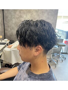 プラスイズム(PLUSISM) センターパート緩めツイスパ