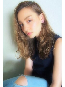 リマ(RIMA) かきあげたラフな毛束感とAsh Beige