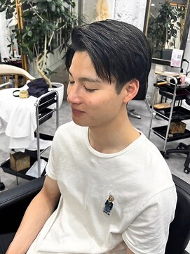 リア(riah) ナチュラルツーブロック/センターパート