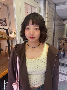 ベター(better) オン眉に切り込んだバングにふんわりとしたゆるパーマ