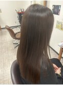 思わず触れたくなる艶髪ロング