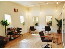 朝日が差し込む明るい店内、天井も高くゆっくりくつろげます♪