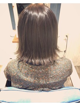 アオイロ(aoiro) ホワイトシルバー×切りっぱなしボブ