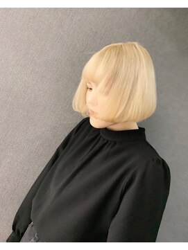 フロクシノーシナイヒリパイリフィケーション(Floccinaucinihilipilification) ブロンドのバルーンボブ