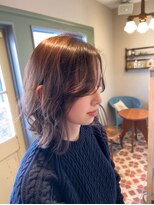 ヨナサン(Yona Saint) 顔まわりを後ろに流してルーズシルエット