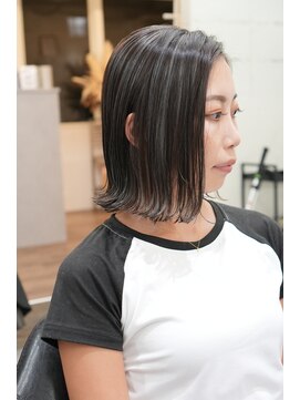 ジーレ(jiire) コントラストハイライト×切りっぱなし外ハネボブ