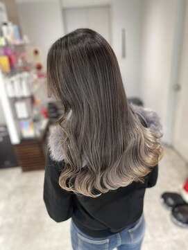 アヴァンス 京橋店(AVANCE) 黒髪/クラゲヘアー/オリーブグレー/小顔/ココアベージュ/京橋