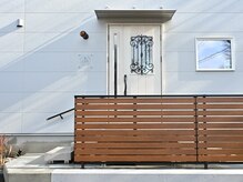 白を基調とした店舗前に駐車場有