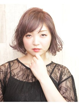 アッシュヘアー 柔らかフォルムの抜け感ボブ