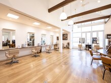 キアーロの雰囲気(自然光がたっぷり入り、明るく落ち着いた雰囲気の店内)