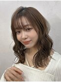 ★巻き髪ミディアムレイヤーカットくすみベージュ