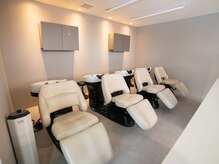 全台がフルフラットになるシャンプー台でシャンプー時間も大切に