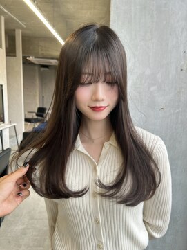 縮毛矯正で自然な仕上がりに！柔らかく見えるレイヤーカット