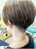 刈り上げ丸みショート×ハイライトカラー