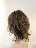 ミディアムヘアー_グレージュエアリー