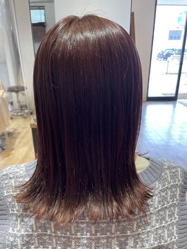 サラ(sarah) ピンクブラウン/外ハネスタイル