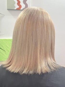 デート 下北沢(DATE) ダブルカラーミルクティーベージュカラーショートボブブリーチ