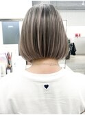 レイヤーカットハイライト白髪ぼかしミディアムダブルカラーボブ