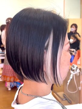 ヘアメイク トゥエンティワン HAIRMAKETwentyOne ショートボブ/インナーカラー/ホワイト