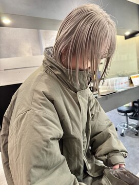 ケンジ 横浜(KENJE) 切りっぱなしボブ/ハイトーン/ミルクティーベージュ