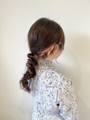 イヤリングカラーが最大限にかわいくなるヘアセット