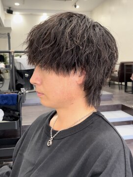 マグ カーネ バイ フィフス(Mag KANE by fifth) ツイストスパイラルパーマメンズマッシュセンターパートウルフ