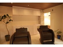 ゆったりしたシャンプー台でお客様がリラックスして頂けるように