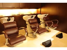 落ち着いたシャンプーブース[髪質改善トリートメント/ブリーチ]