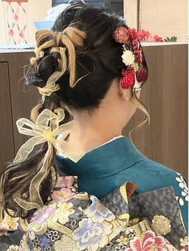 ルーシィヘアークラブ 成人式 リボン ポニーアレンジ
