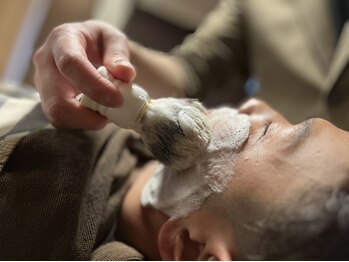 バーバー隆(BARBER RYU)の写真/清潔感溢れるなめらかな肌へ。顔の印象を変える眉カット/シェービングで第一印象UP!ワンランク上の男性に◎