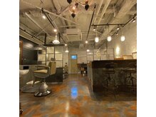 ビンセント バーバー クラブ(VINCENT BARBER CLUB)の雰囲気（インダストリアルな店内×バーカウンター仕切り）