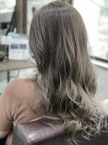 アトリエナガノ(atelier nagano)&nbsp;ニュアンスカラー/センターパート/ツヤ髪スタイル/ブルージュ