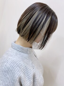 リノショアーズ 日本大通り店(RINOSHORES) ブリーチシルバーブロンドワンカラーインナーカラーミニボブ