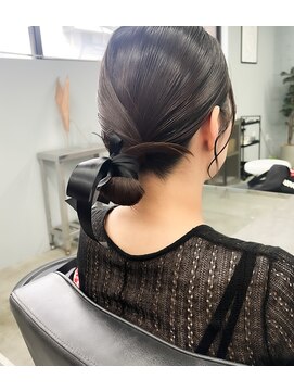 ノード(NODO) 黒髪のタイトシニヨンアレンジ