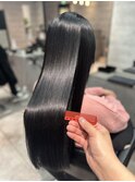艶やかに輝く黒髪ロング!縮毛矯正で叶える美しい髪