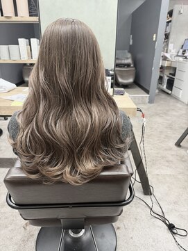 グレーベージュ