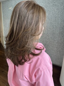 ザック ヴィ(ZACC vie) セミロングレイヤー×ベージュカラー