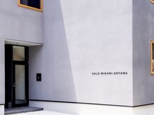 ヴァロ 南青山(VALO)の雰囲気（お店のロゴが入ったコンクリートの外壁と木枠の四角い窓が目印＊）
