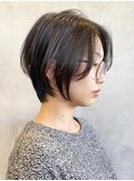 大人ショートボブレイヤー切りっぱなし前髪なし前下がりイルミナ