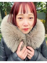 コハク(COHAKU)&nbsp;シンプルBOBにちょっぴり個性的なラズベリーレッドカラー