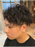 センターパートツイストスパイラルパーマメンズ波巻きパーマ