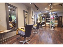 落ち着いた店内であなたの個性を生かしたデザインをご提案します