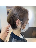 ワン バイ ジエクト(One by The Ect)&nbsp;前下がり小顔耳かけ×くびれハンサムショートボブイルミナカラー