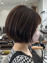 シェリー(Cherie) 顎ラインでスッキリ、丸みが可愛いショートボブ