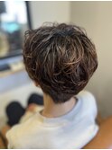 ショートパーマヘアで可愛いお姉さん