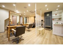 ビュウ ウイッティ Beau Wittyの雰囲気(落ち着いたウッド基調の店内で至福の時を過ごし下さい。)