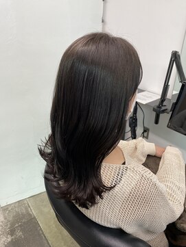 イレス 札幌円山店(IRESU) ミディアムヘア斜めバンググレージュカラーシルキーベージュ