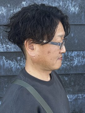 ヒュイル バイ ニアウ(Hwyl by Niau) メンズセンターパートパーマツイストパーマスパイラルパーマ